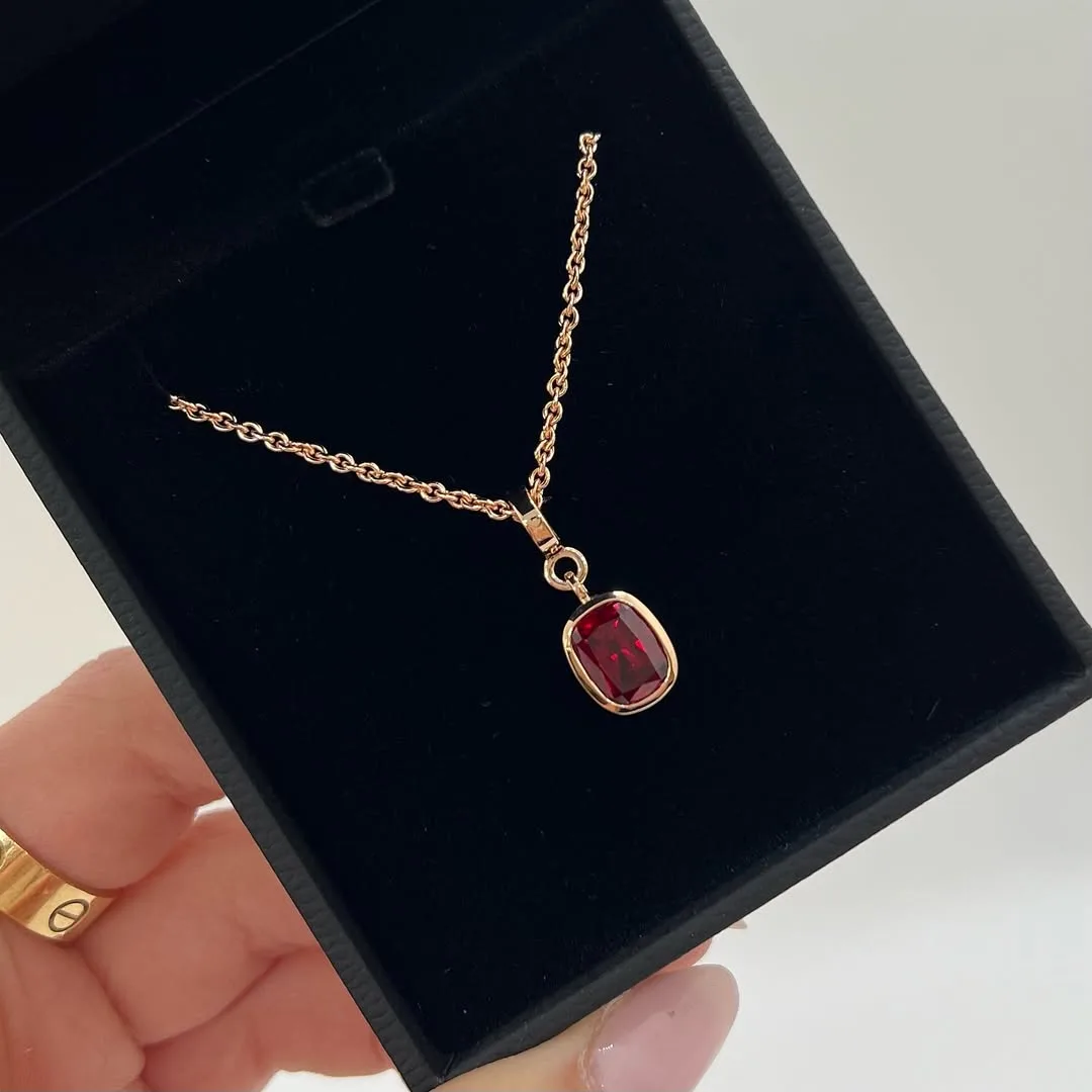 Sắc đỏ nồng nàn của đá Garnet giúp đánh thức ngọn lửa đam mê và sự tự tin của nhóm Lửa.