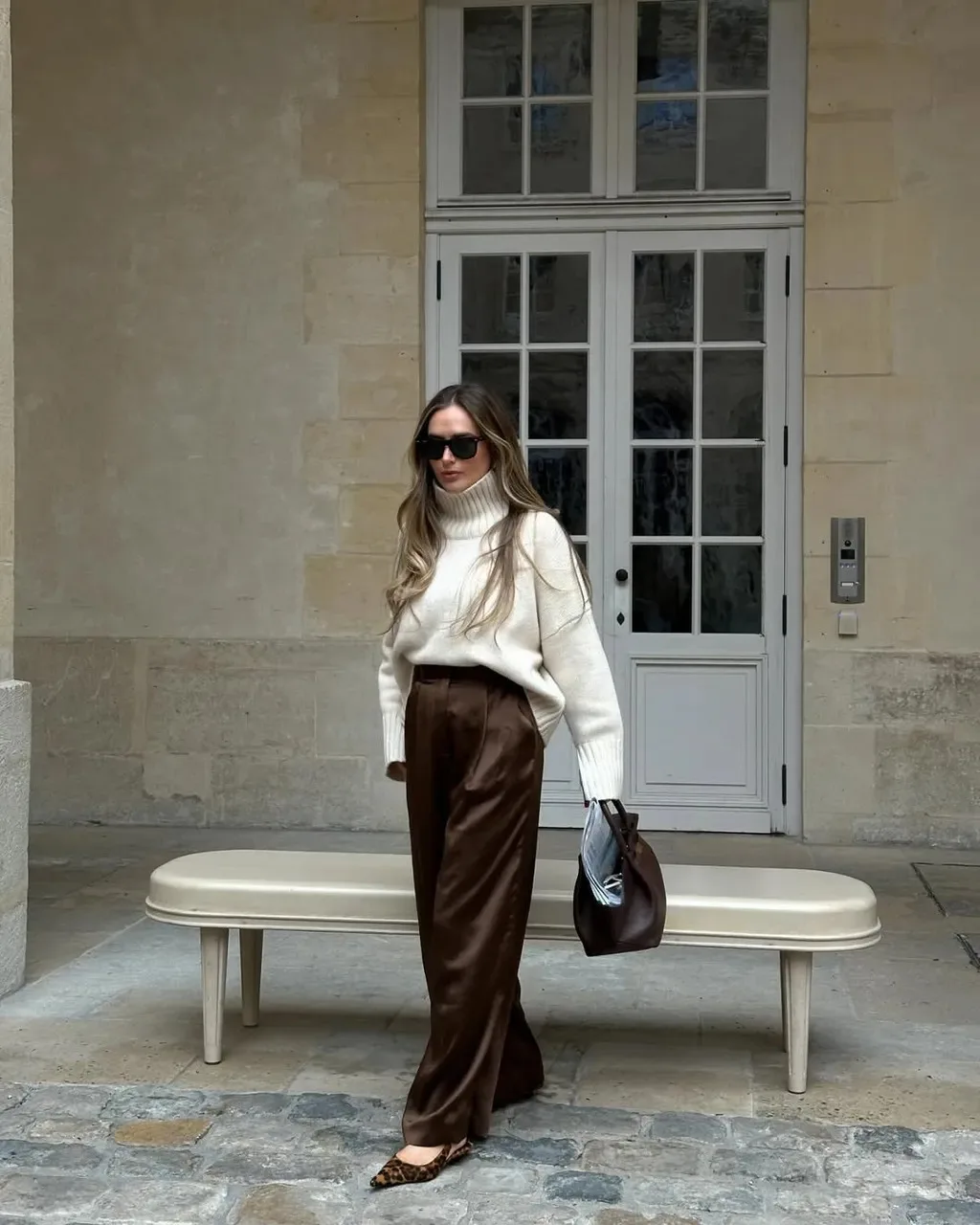 quần nâu và sweater trắng