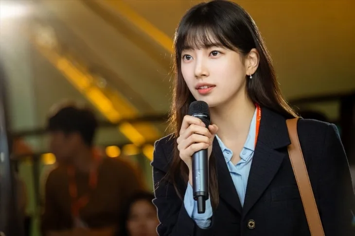 Suzy vẫn trung thành với mái tóc đen dài mái bằng trong bộ phim Start-up