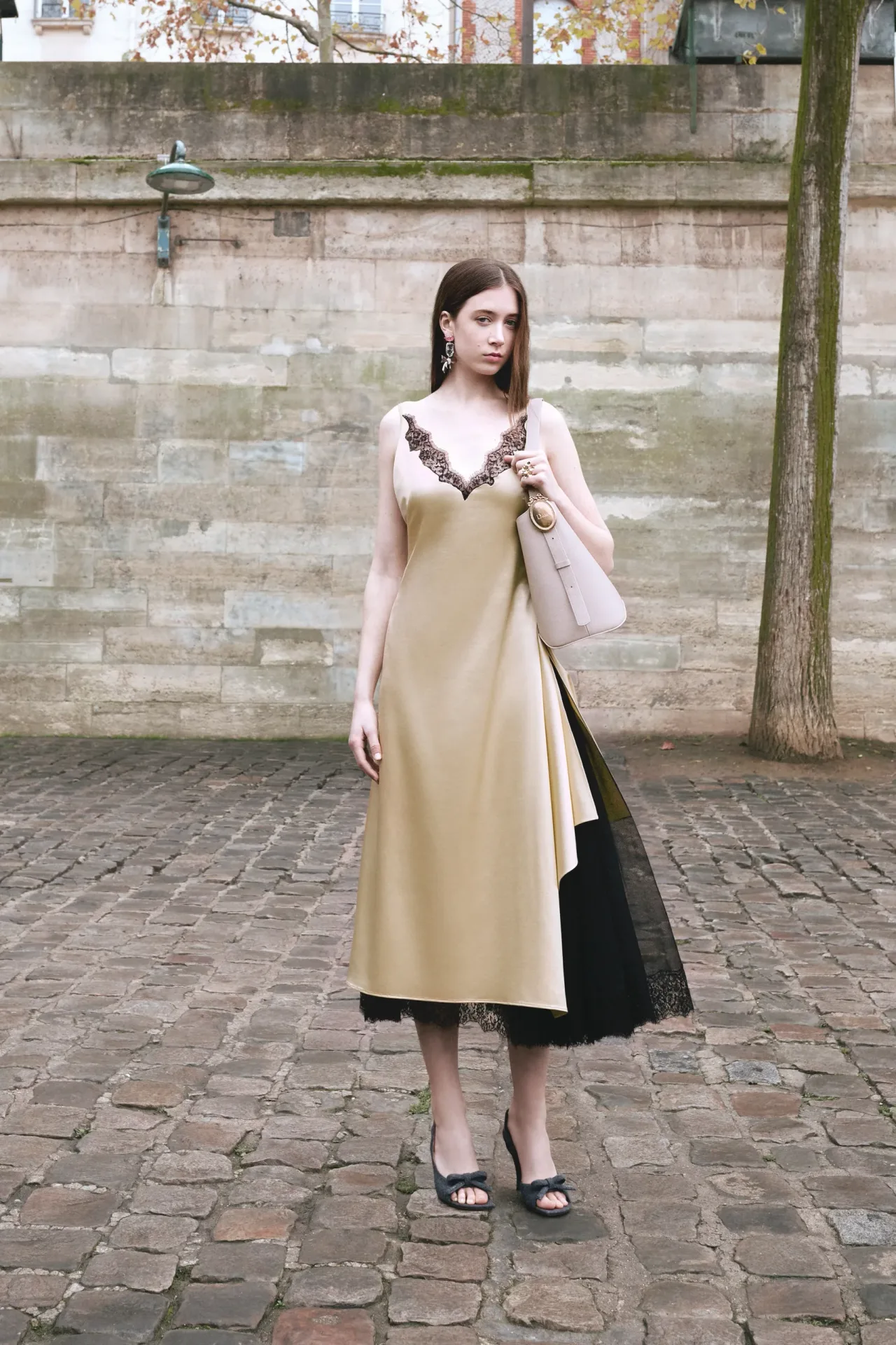 Những chiếc váy slip dress lót vải tuyn cứng cáp mang đến một vẻ ngoài thanh thoát và không chút gượng ép