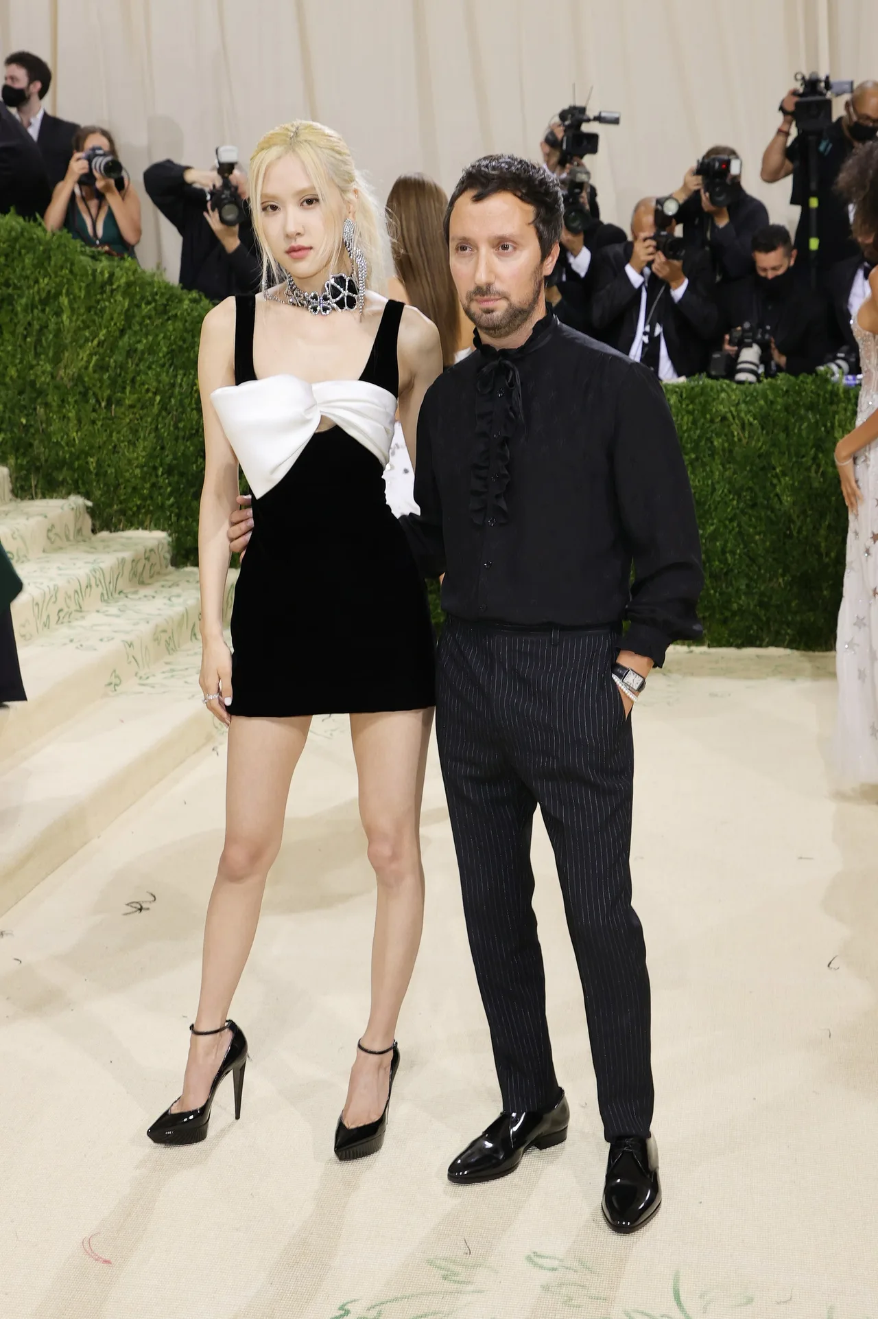 giám đốc sáng tạo Anthony Vaccarello và Rosé
