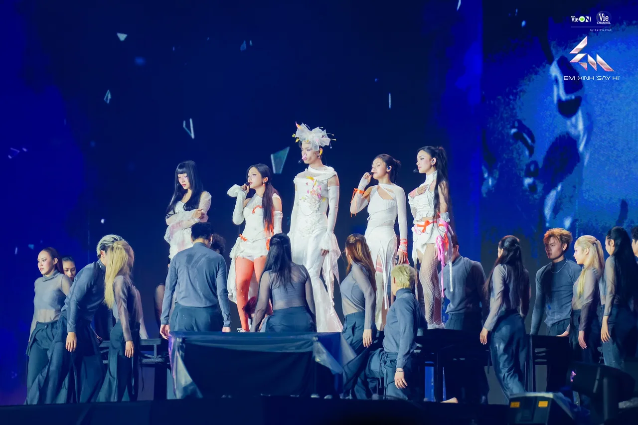 Không đau nữa rồi thời trang concert "Em Xinh Say Hi"