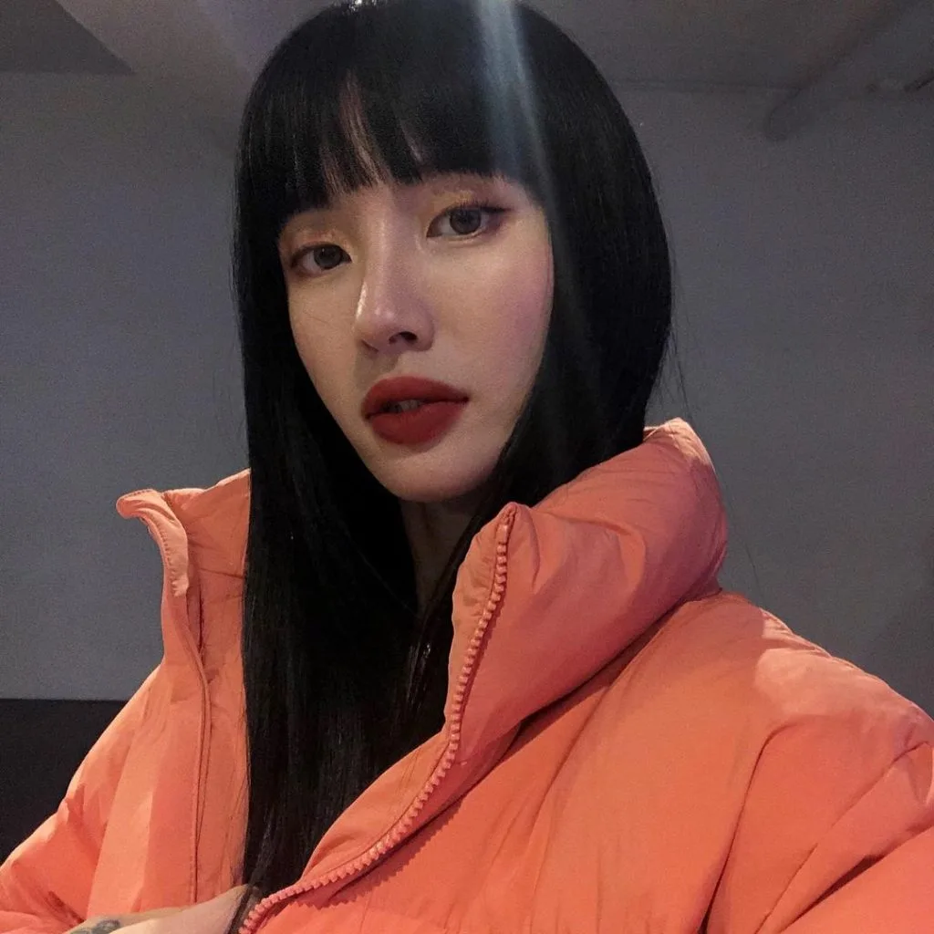 Mái ngang "hack tuổi" cùng nhũ mắt lấp lánh khiến diện mạo của Monika Shin trở nên trẻ trung hơn. Mái ngang "hack tuổi" cùng nhũ mắt lấp lánh khiến diện mạo của Monika Shin trở nên trẻ trung hơn.