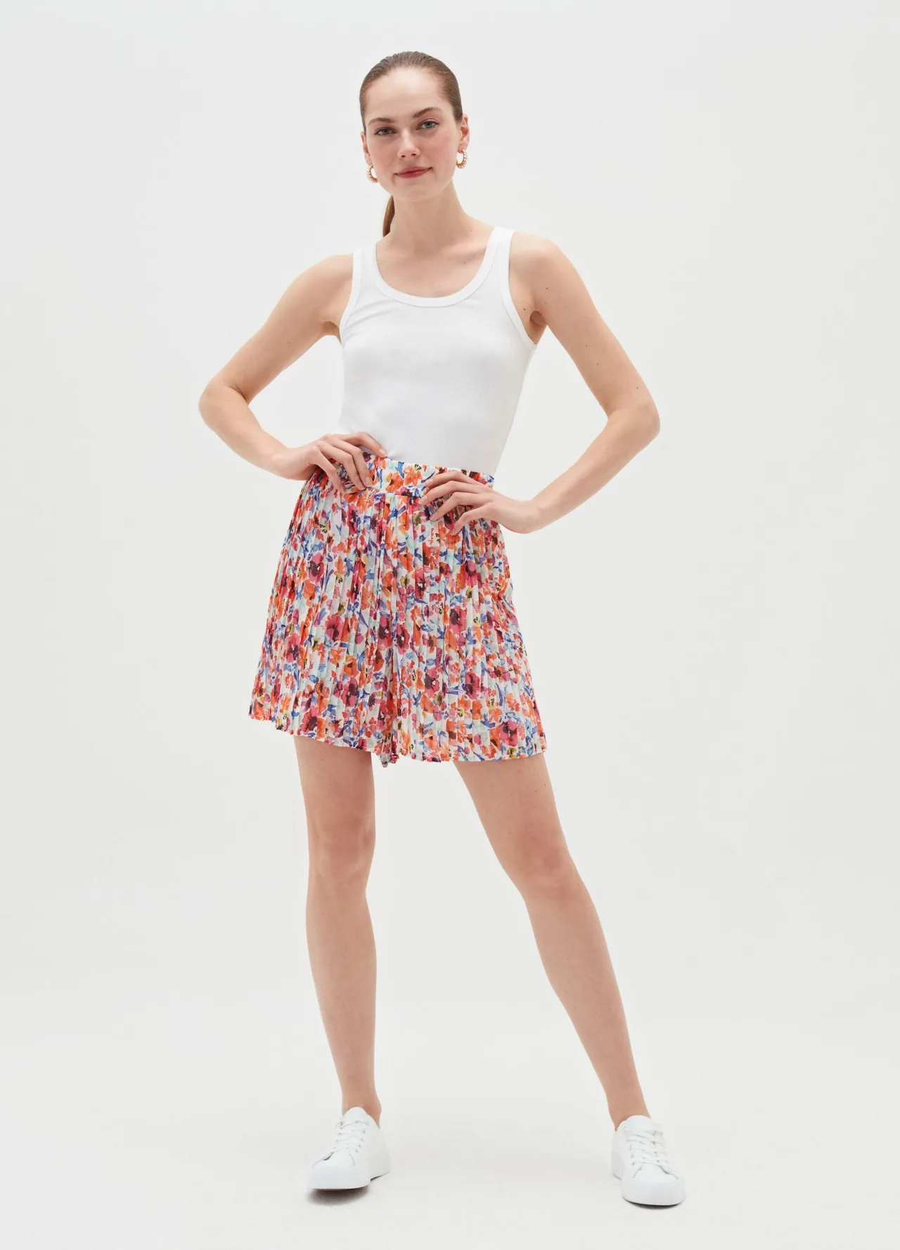 Quần shorts hoa xếp ly