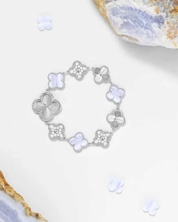 Đồng hồ Sweet Alhambra làm từ vàng trắng guilloché, đá chalcedony, kim cương cùng bộ máy thạch anh Thụy Sĩ.