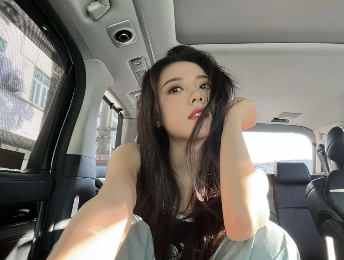 Triệu Kim Mạch chia sẻ hình ảnh đời thường.