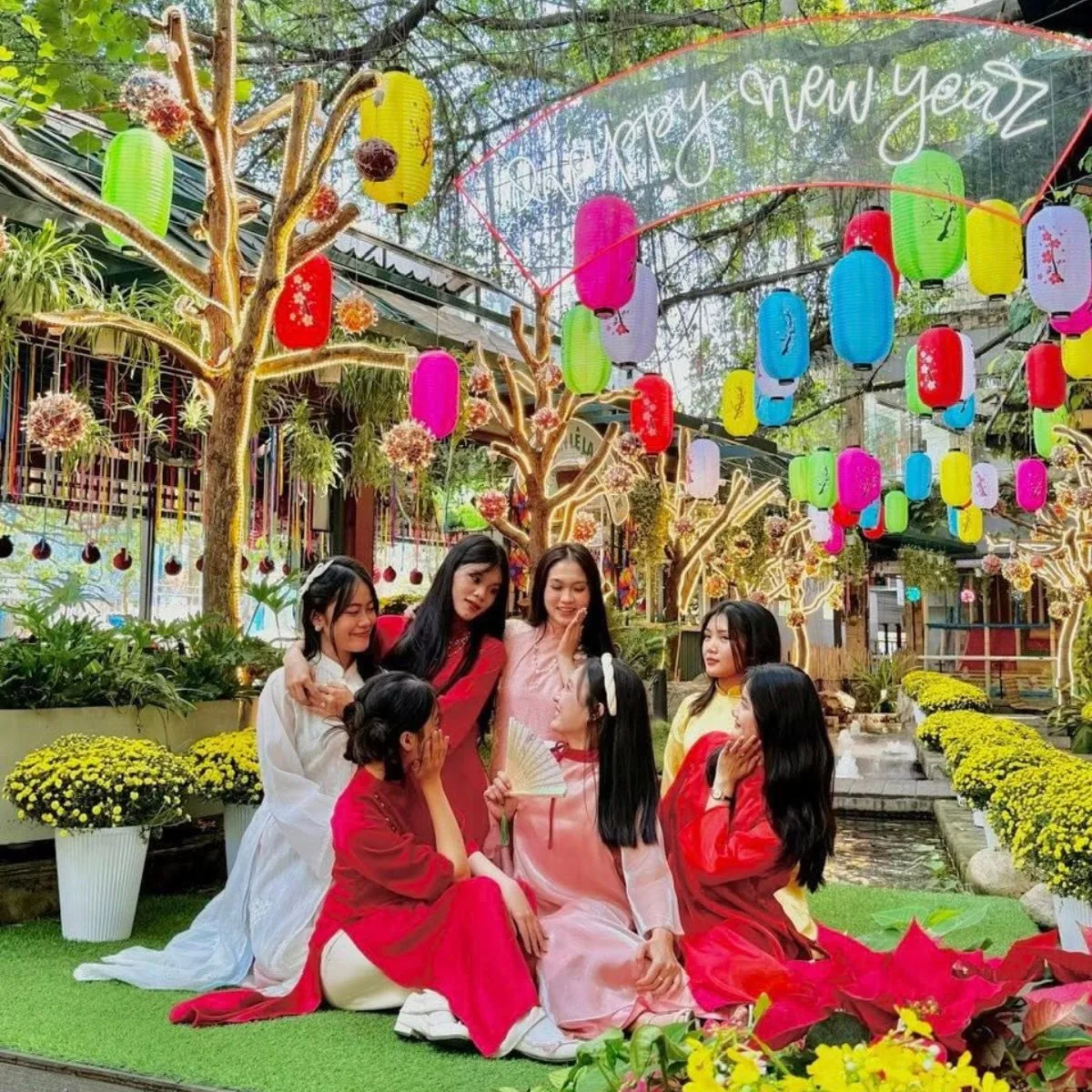 Quán cà phê Du Miên Garden Coffee mở ra một bức tranh Tết rực rỡ giữa không gian sân vườn rộng lớn bậc nhất Sài Gòn.