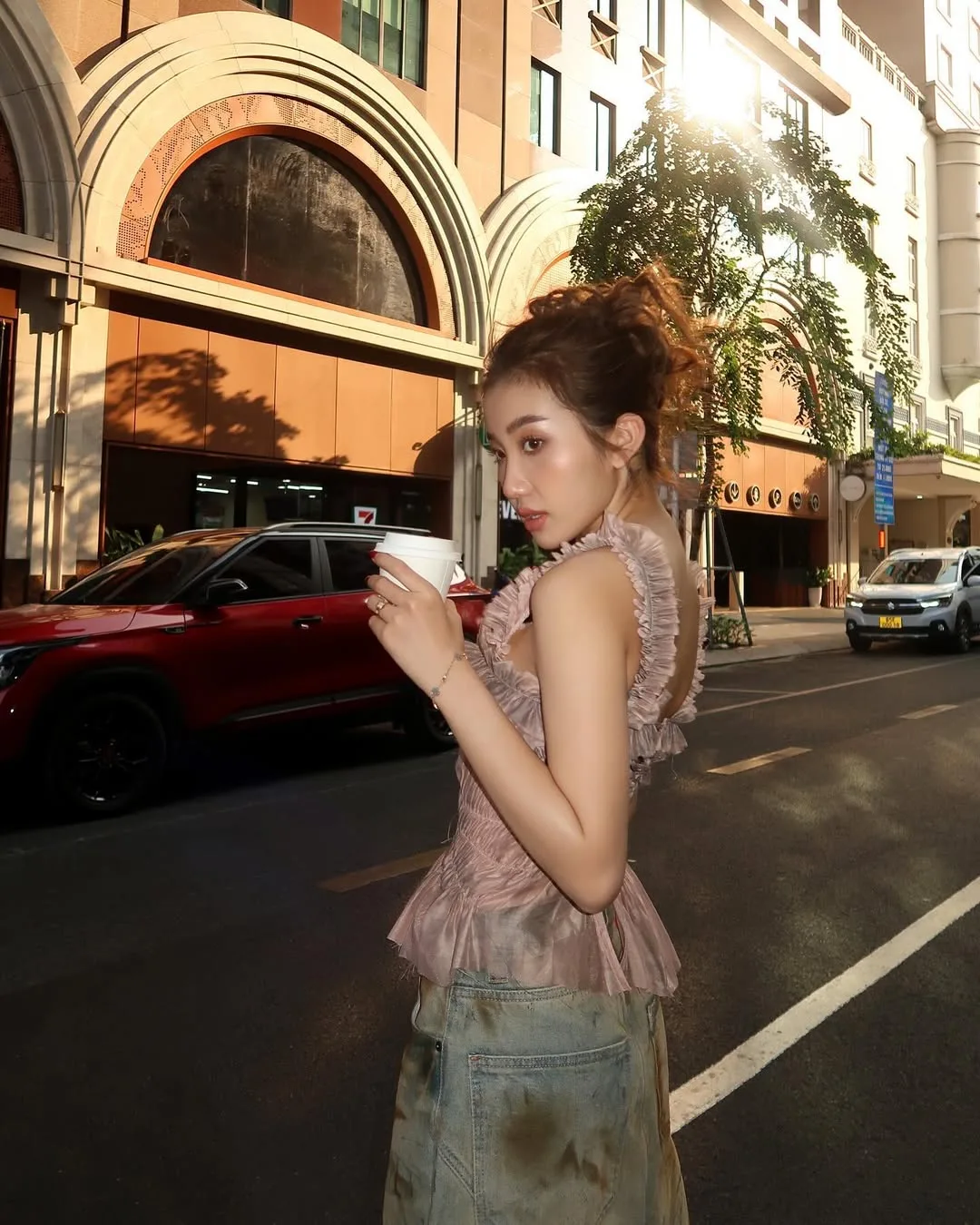 phối đồ với màu hồng và denim