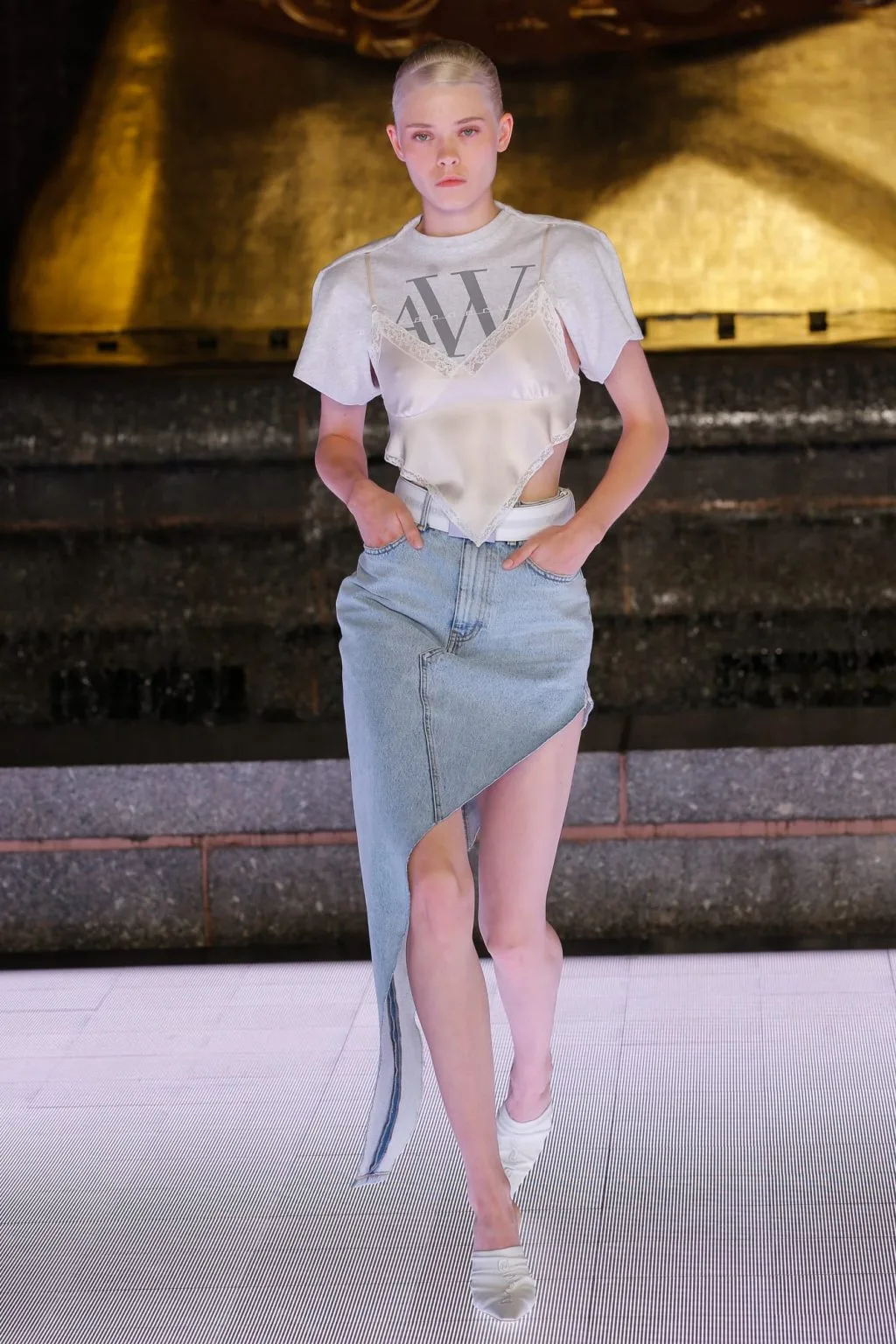 chân váy denim bất đối xứng và áo lụa Alexander Wang 2020
