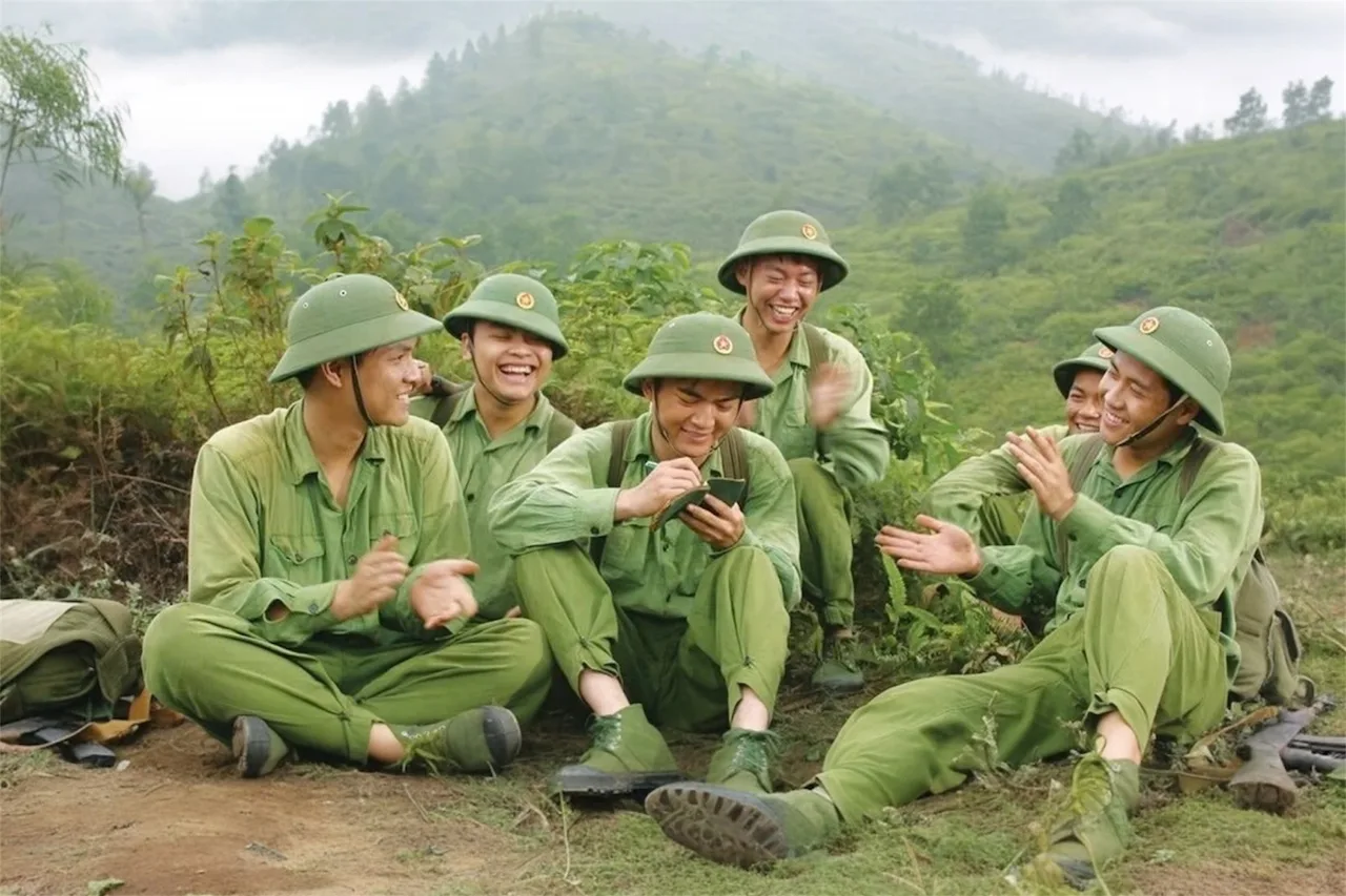 Mùi cỏ cháy đi sâu vào nội tâm, tình bạn và những giấc mơ của bốn chàng sinh viên từ Hà Nội.