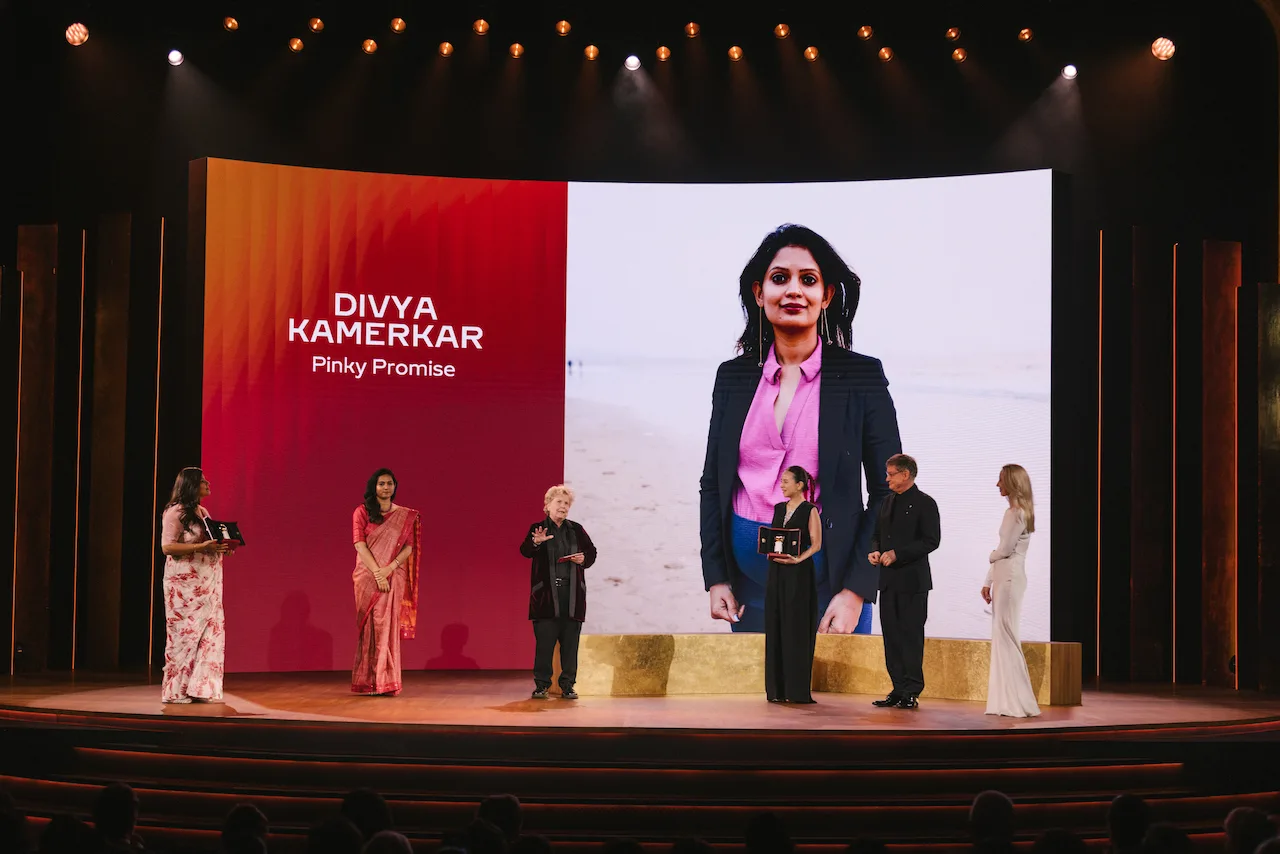 Bà Yanina Novitskaya cùng ban lãnh đạo Cartier vinh danh Divya Kamerkar (sáng lập Pinky Promise) trên sân khấu Lễ trao giải Cartier Women's Initiative 2026.