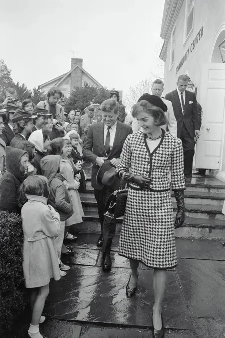 Bộ suit váy họa tiết nanh sói của Jacqueline Kennedy