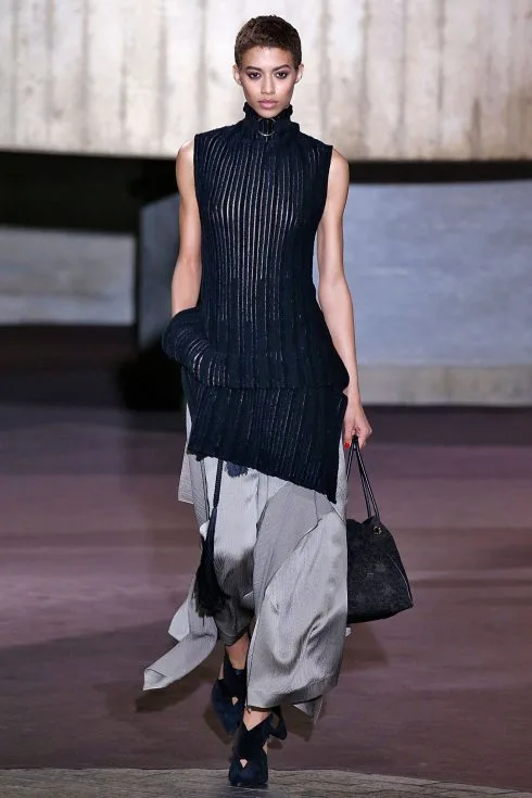 Một thiết kế trong BST Thu-Đông 2017 của Roland Mouret