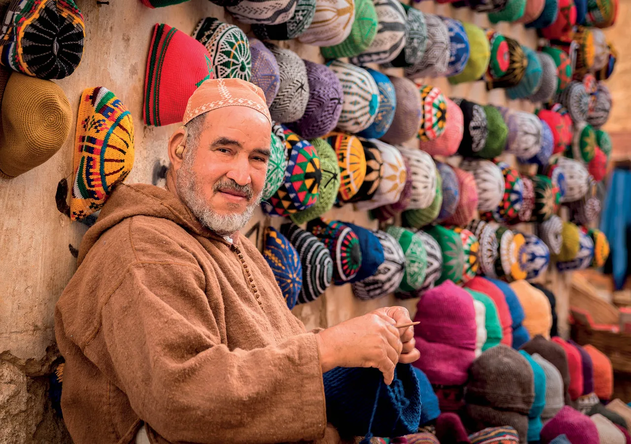 Morocco du lịch người đàn ông bán nón len Morocco du lịch người đàn ông bán nón len