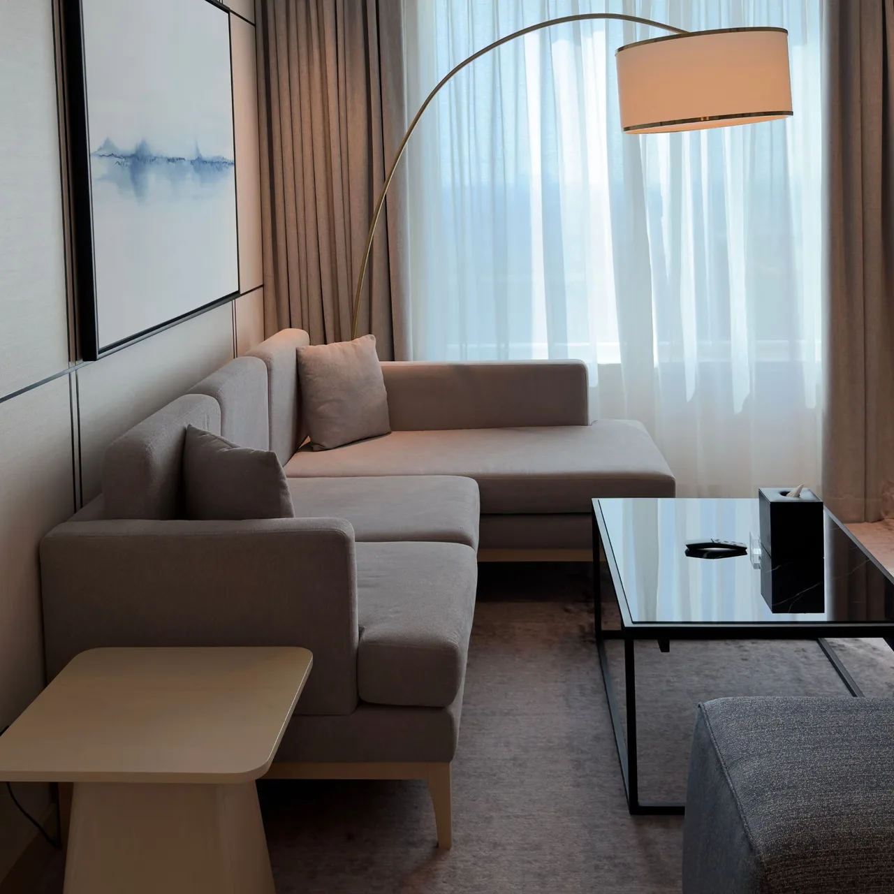 Khoảng cách phù hợp giữa sofa và bàn trà trong phòng khách