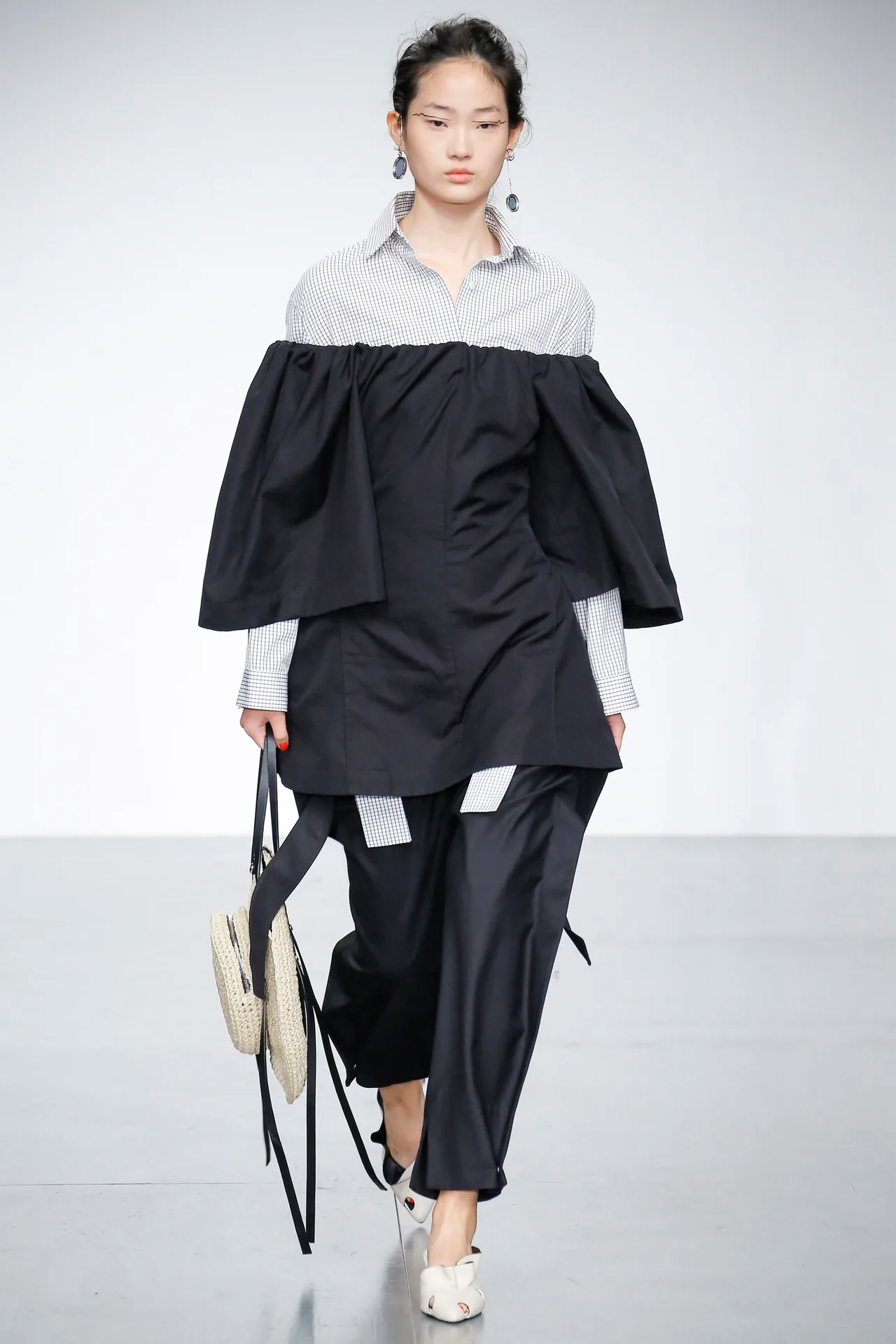 Một số bộ sưu tập nổi bật trong ngày thứ 2 LFW Spring 2018