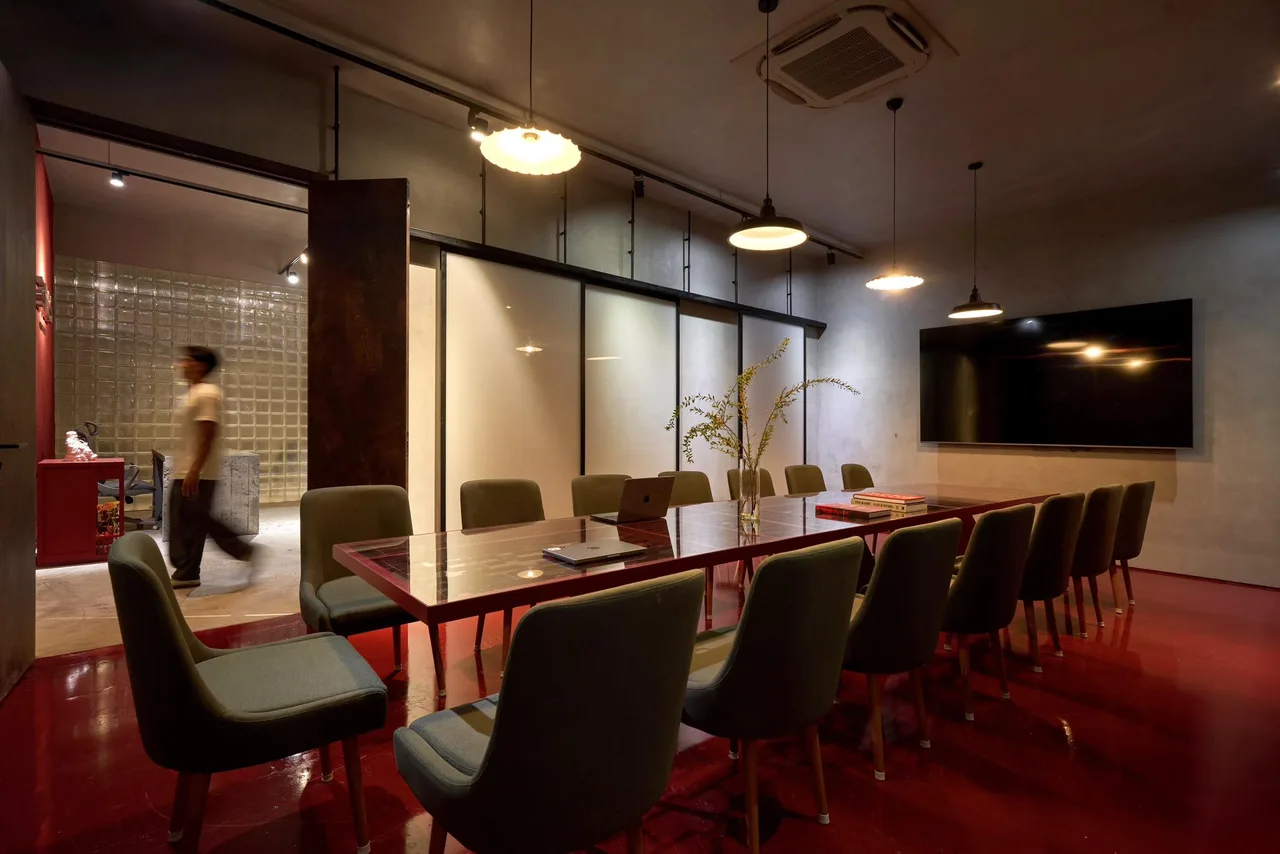 Không gian tại 224 SPACE được thiết kế tinh gọn với trần cao, gam xám trung tính và hệ ánh sáng chuyên biệt