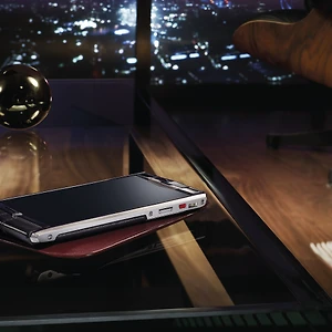 Vertu trình làng mẫu điện thoại thông minh Signature Touch