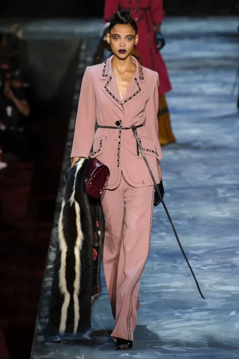 Những bộ suit được cắt may chuẩn xác Những bộ suit được cắt may chuẩn xác