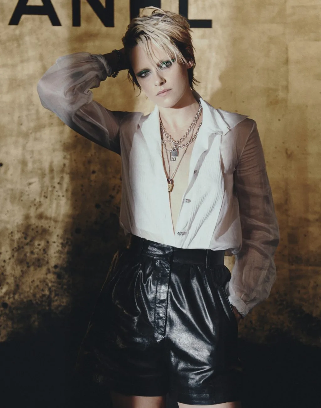 Kristen Stewart mặc áo blouse trắng quần da đen tại buổi trình diễn bst métiers d'art của Chanel