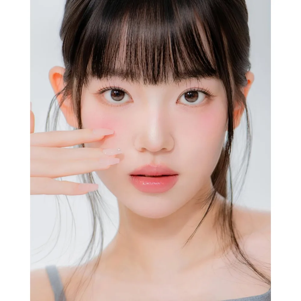 Layout makeup tươi tắn và trẻ trung.