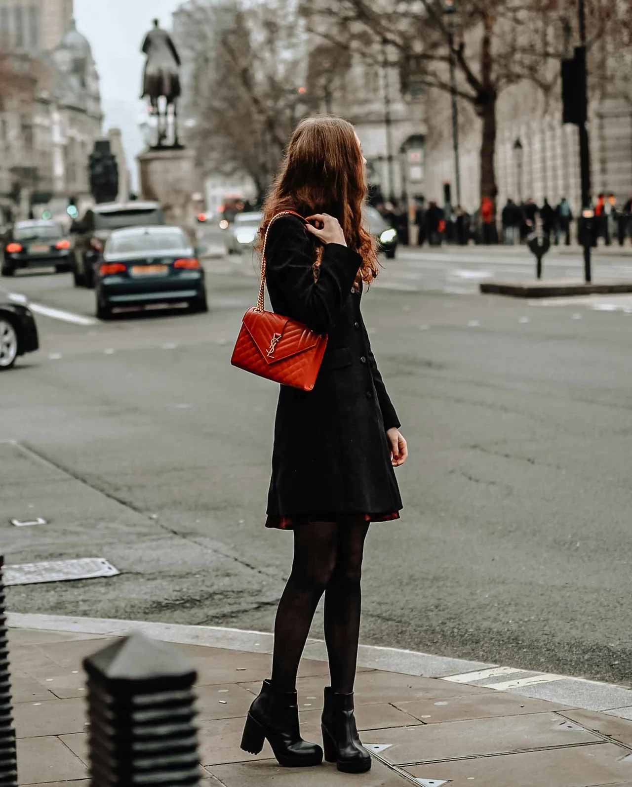 cô gái tiêu dùng hàng xa xỉ đep