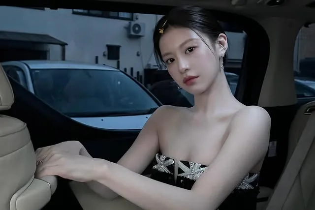 Go Youn Jung chụp hình trên xe