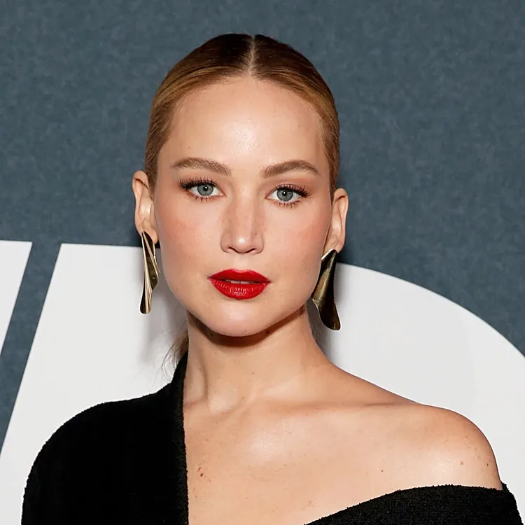 Môi đỏ quyến rũ với Jennifer-Lawrence