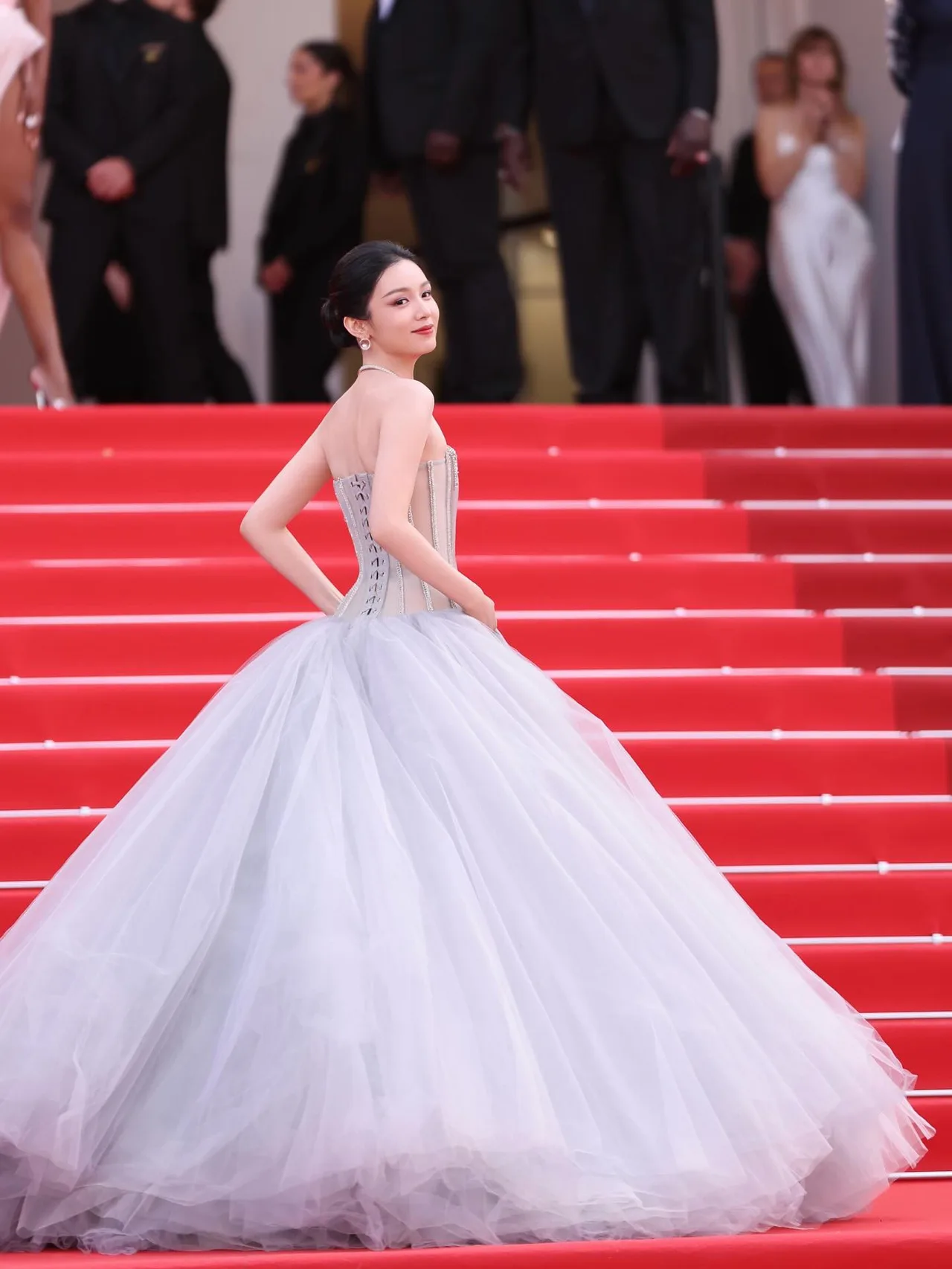 Châu Dã mang thiết kế "Cành Vàng Lá Ngọc" của PHAN HUY lên thảm đỏ Cannes 2026