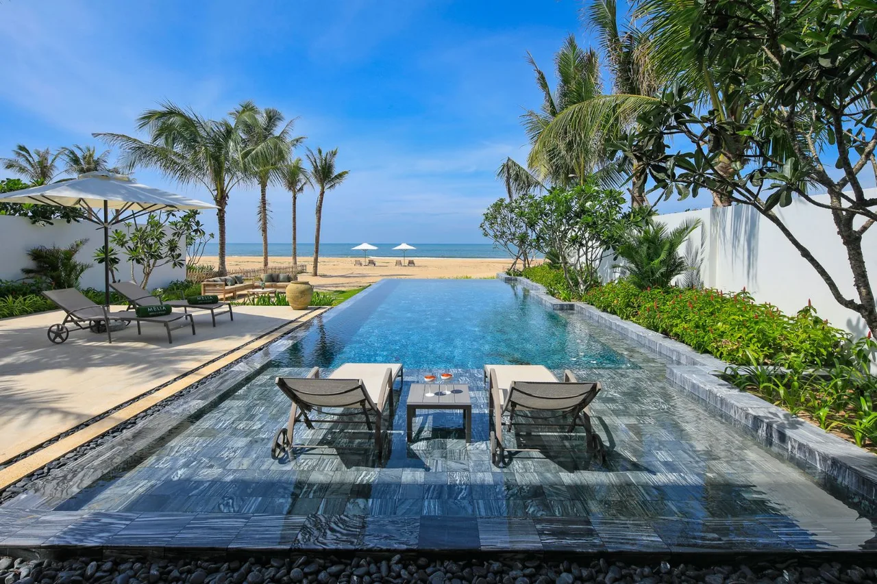 Meliá Hồ Tràm Beach Resort ghi dấu với những căn villa có hồ bơi riêng, nằm giữa khu vườn nhiệt đới xanh mát và bãi biển cát trắng trải dài.