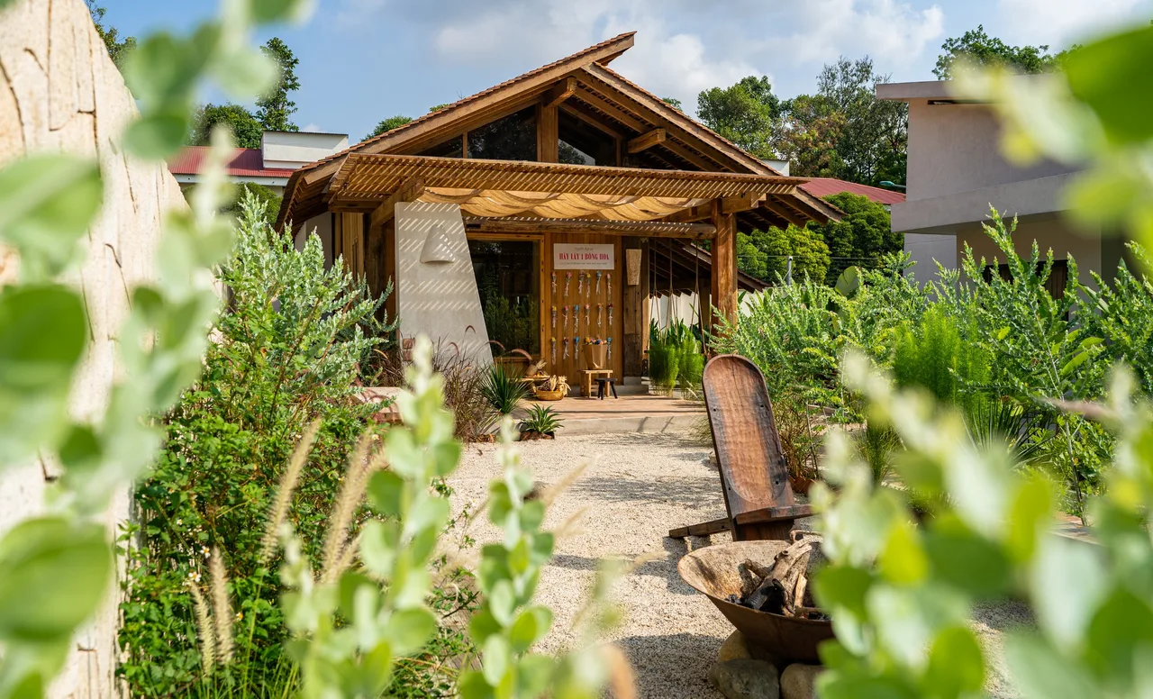 khu vườn rau trong khuôn viên Nông Lâm Eco Lodge với cây bản địa và thực vật nhiệt đới