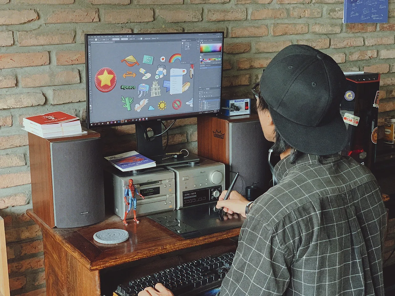 nghệ sĩ người đá đang vẽ trên máy tính bàn