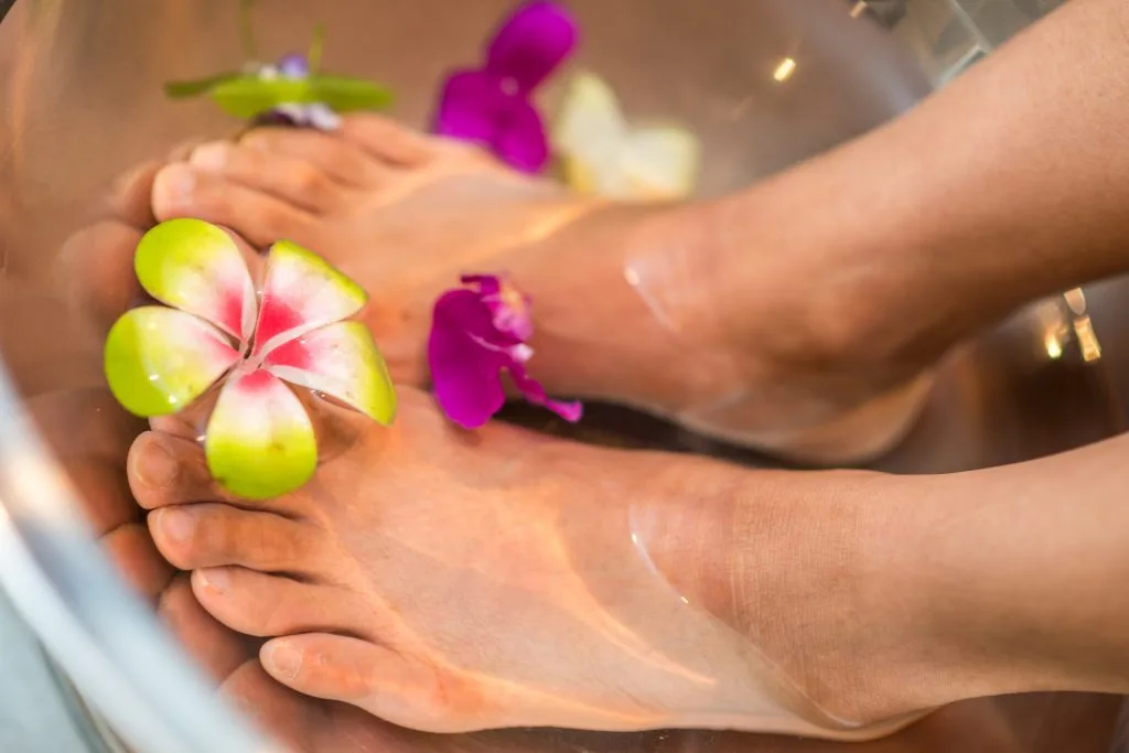 Tẩy tế bào chết bằng giấm giúp chăm sóc bàn chân Tẩy tế bào chết bằng giấm giúp chăm sóc bàn chân
