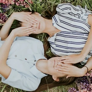 hai cô gái nằm bịt mắt