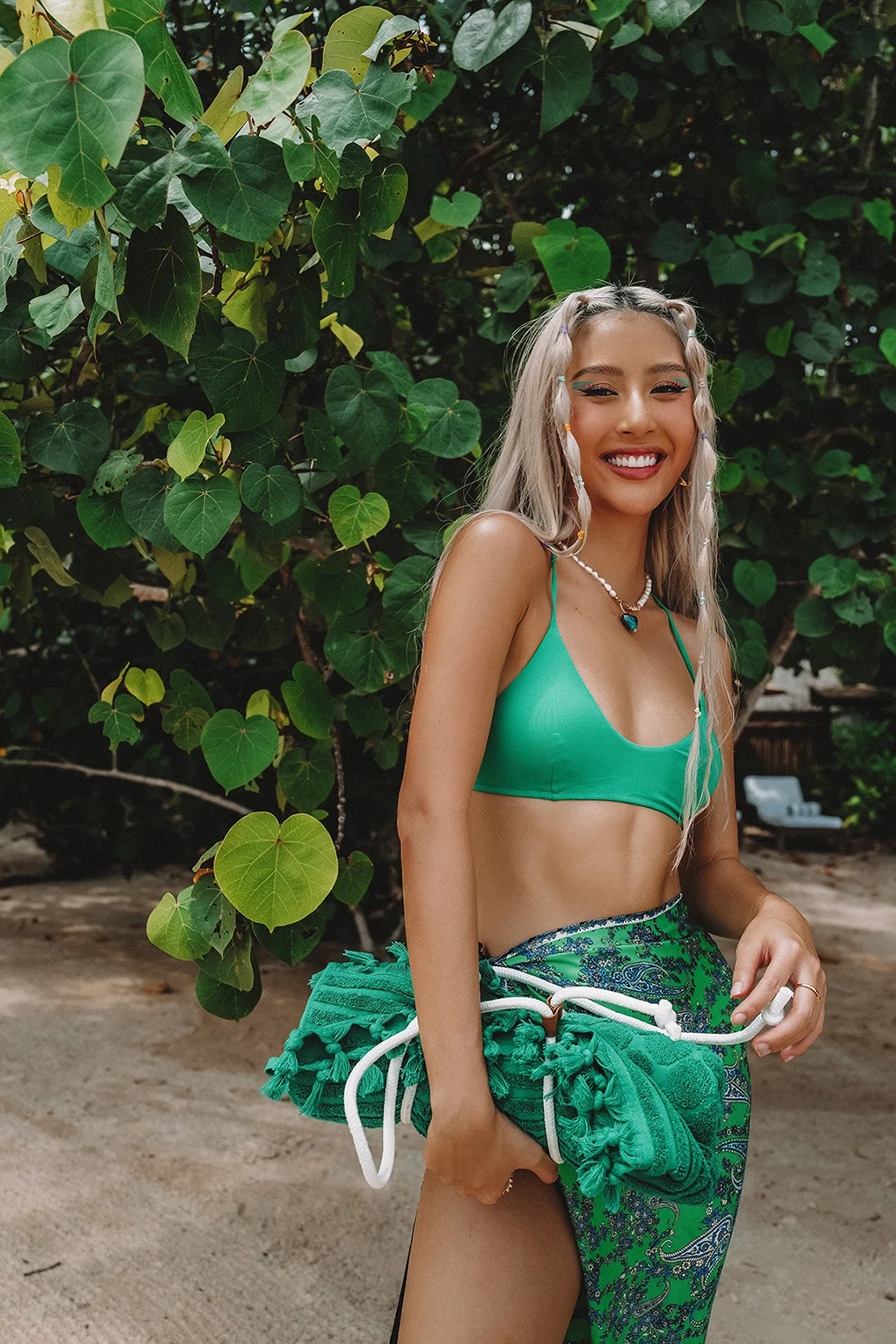 Quỳnh Anh Shyn mặc thiết kế bikini xanh lá của H&M mùa Hè 2022