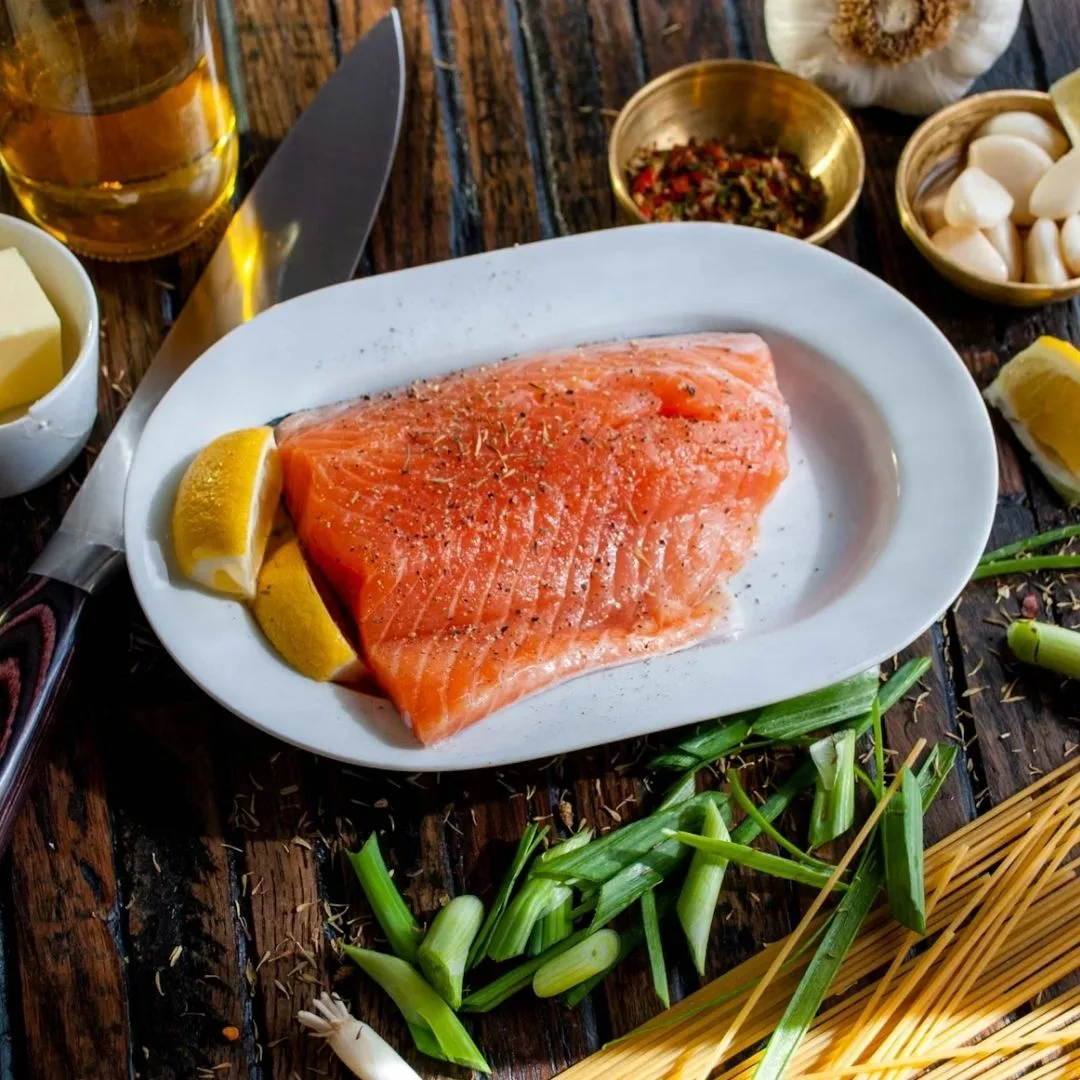 Cá hồi là thực phẩm đẹp da vì chứa protein và axit béo tốt