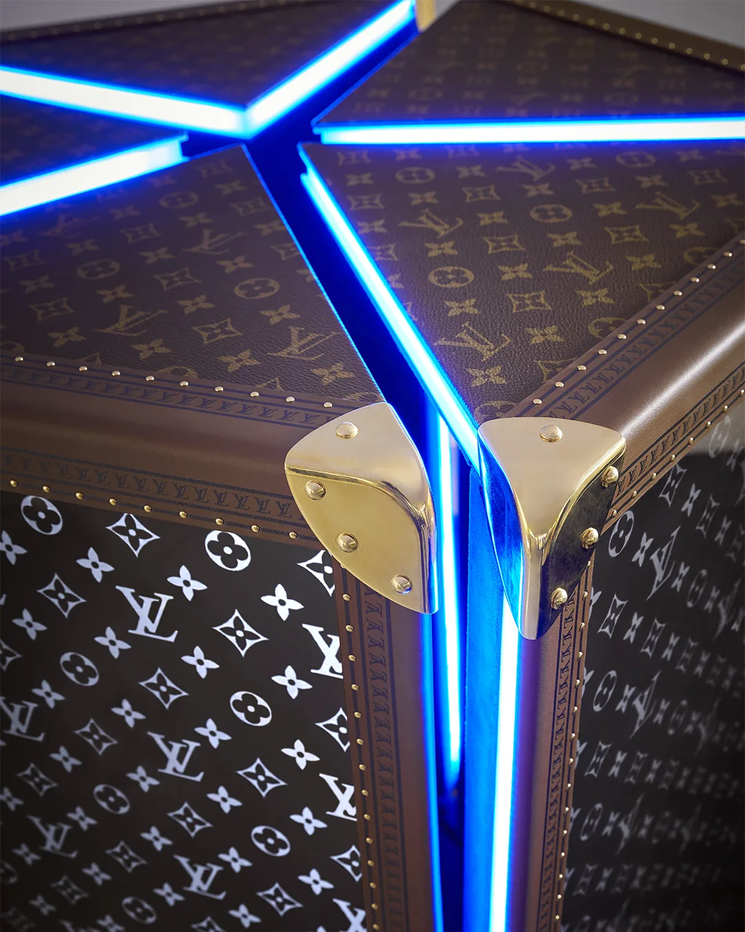chiếc rương đựng cúp cho giải đấu năm 2019 của Louis Vuitton thiết kế khi nhà mốt hợp tác cùng Riot Games - nhà phát hành game League of Legends