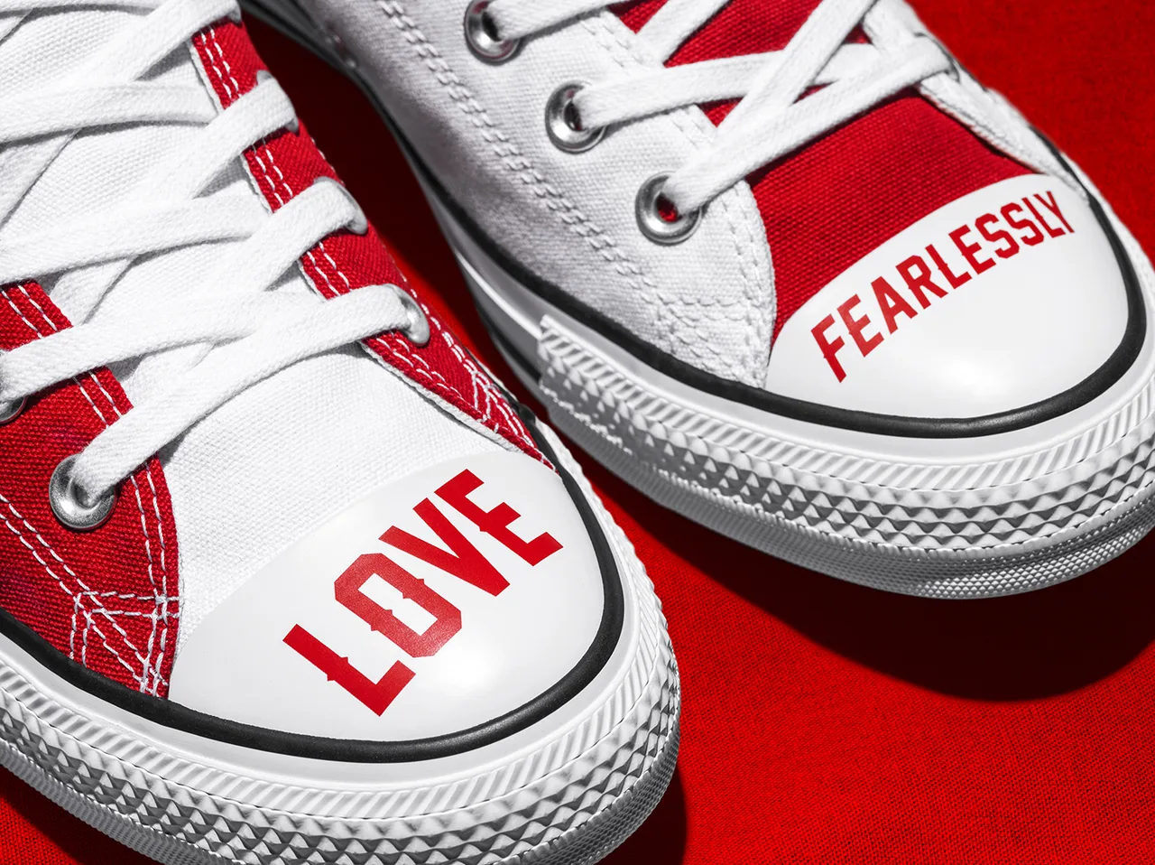 converse love fearlessly thông điệp trên mũi giày