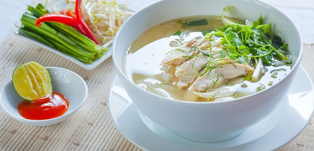 Phở Hải Triều là quán phở nổi tiếng nằm tại quận 1, TP.HCM, chuyên phục vụ phở chuẩn vị Bắc.