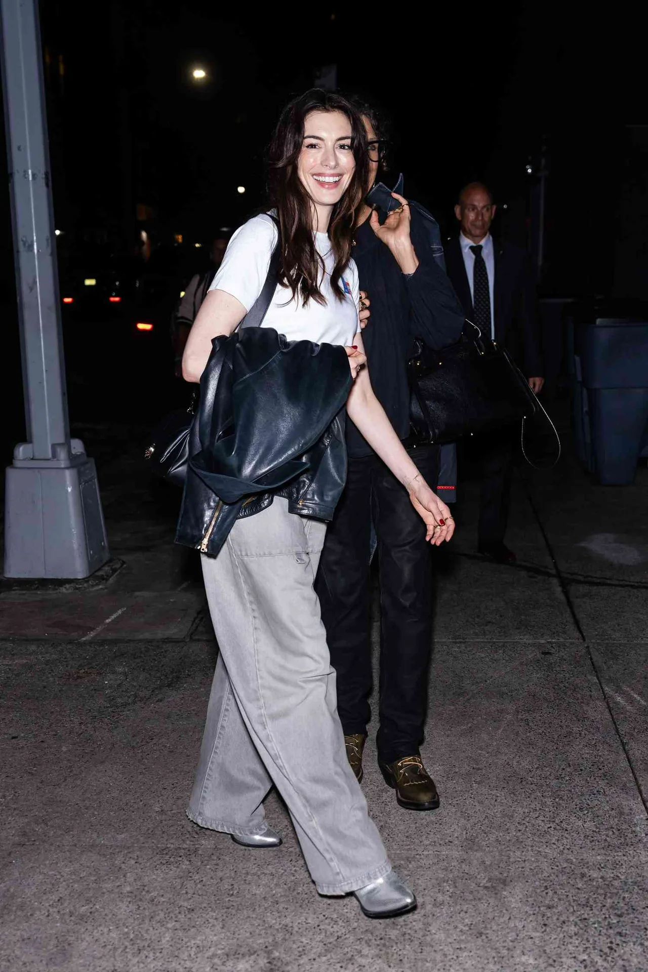 Anne Hathaway diện quần jeans
