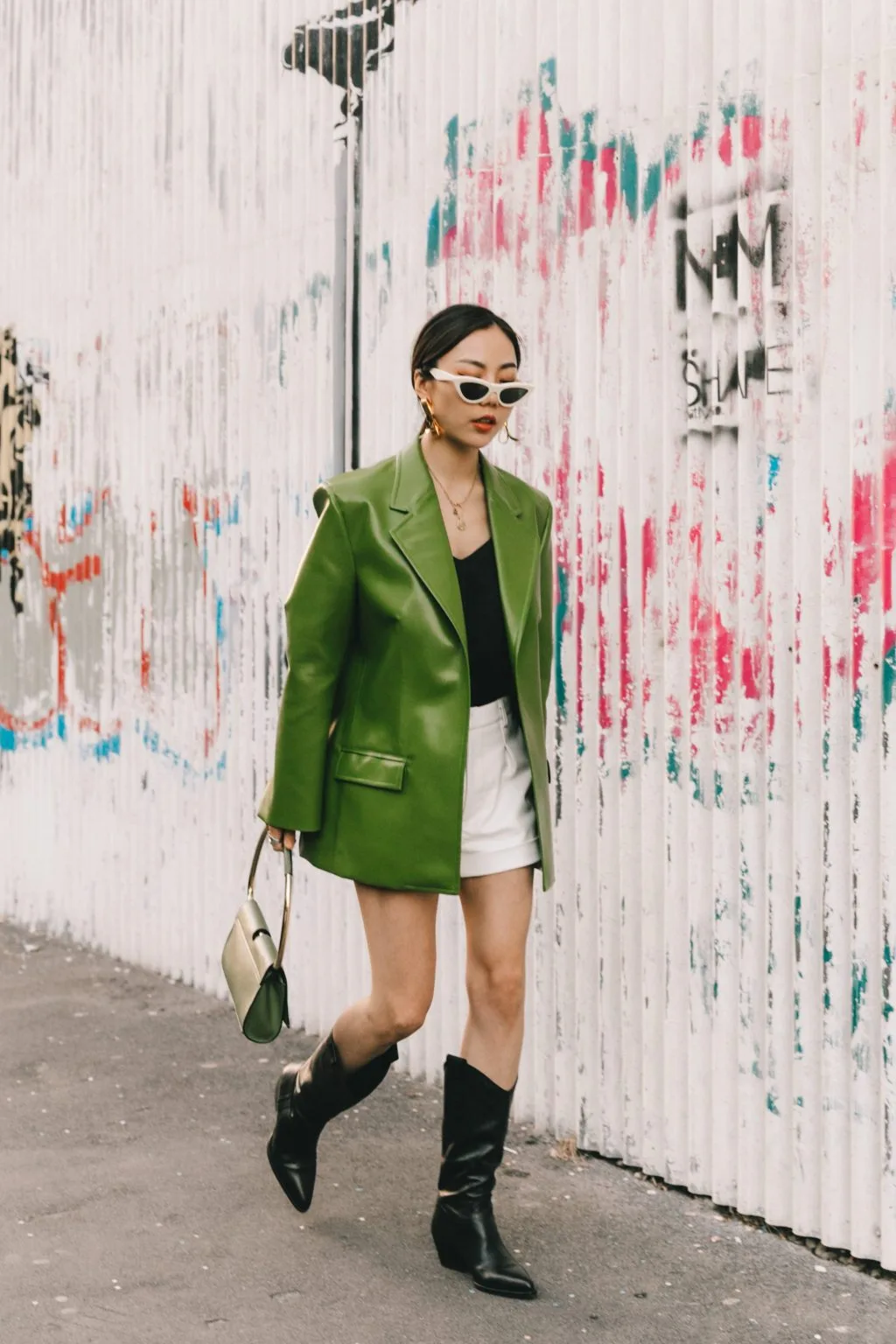 fashionista blazer xanh lá chân váy trắn, kính mắt mèo bốt đen