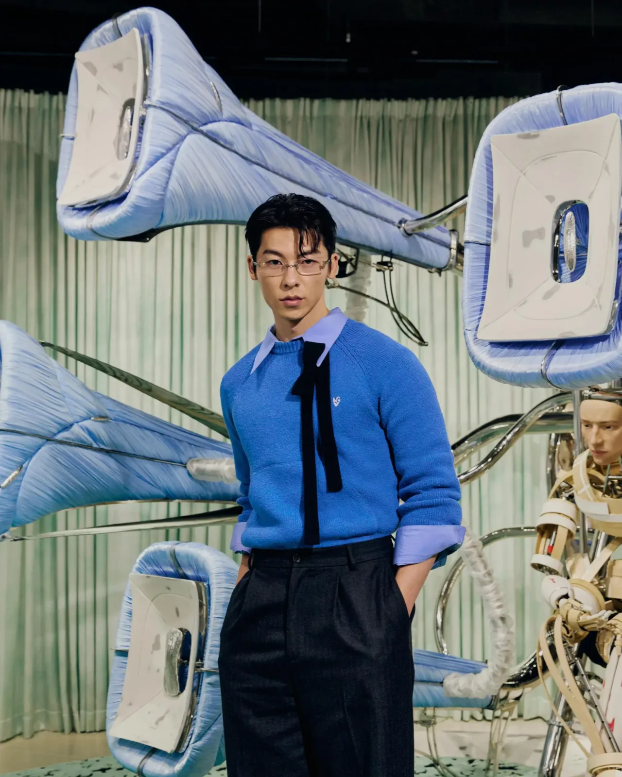 Hứa Quang Hán lịch lãm trong outfit tối giản, toát lên phong thái nam thần.