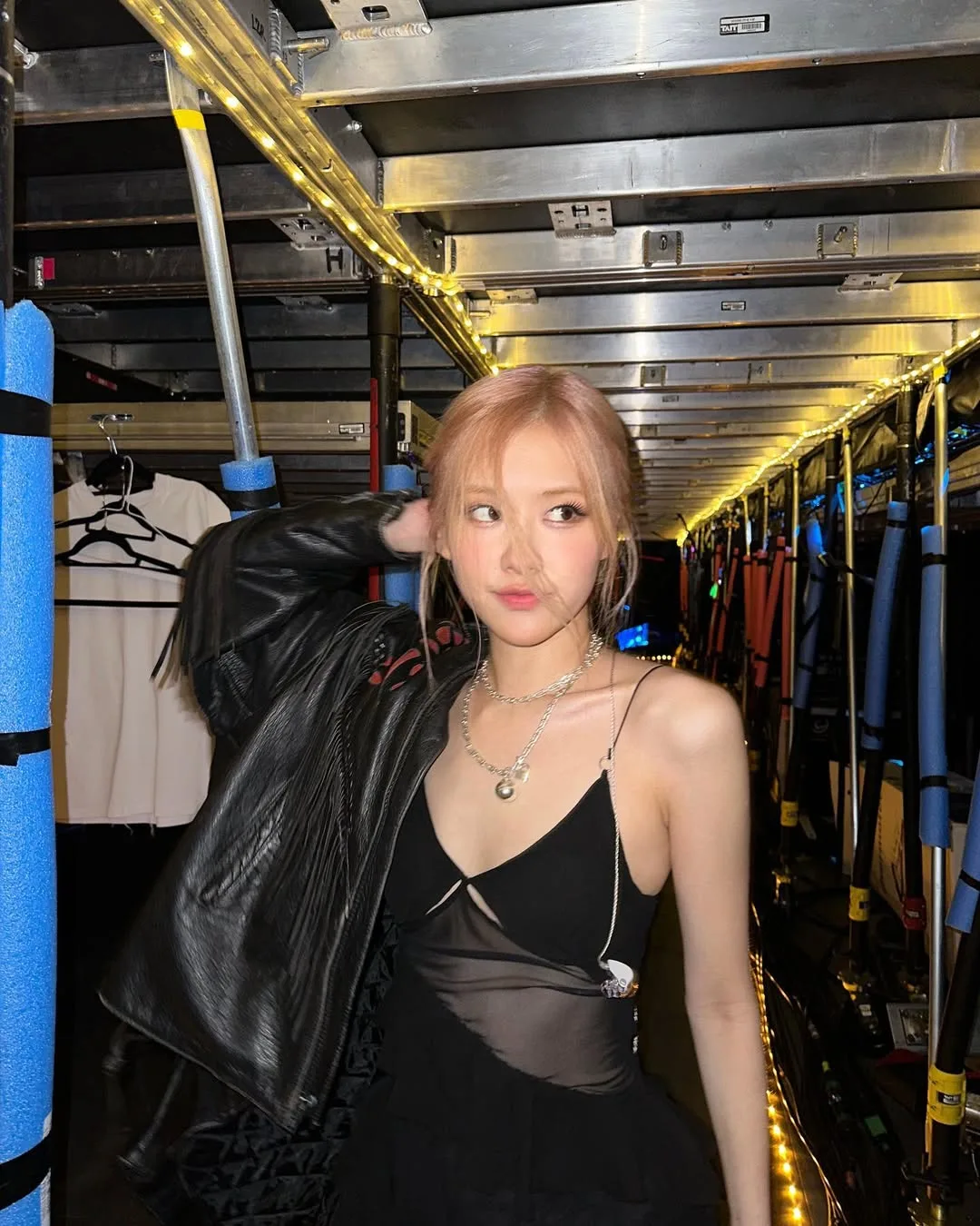 roses_are_rosie diện dây chuyền đơn giản
