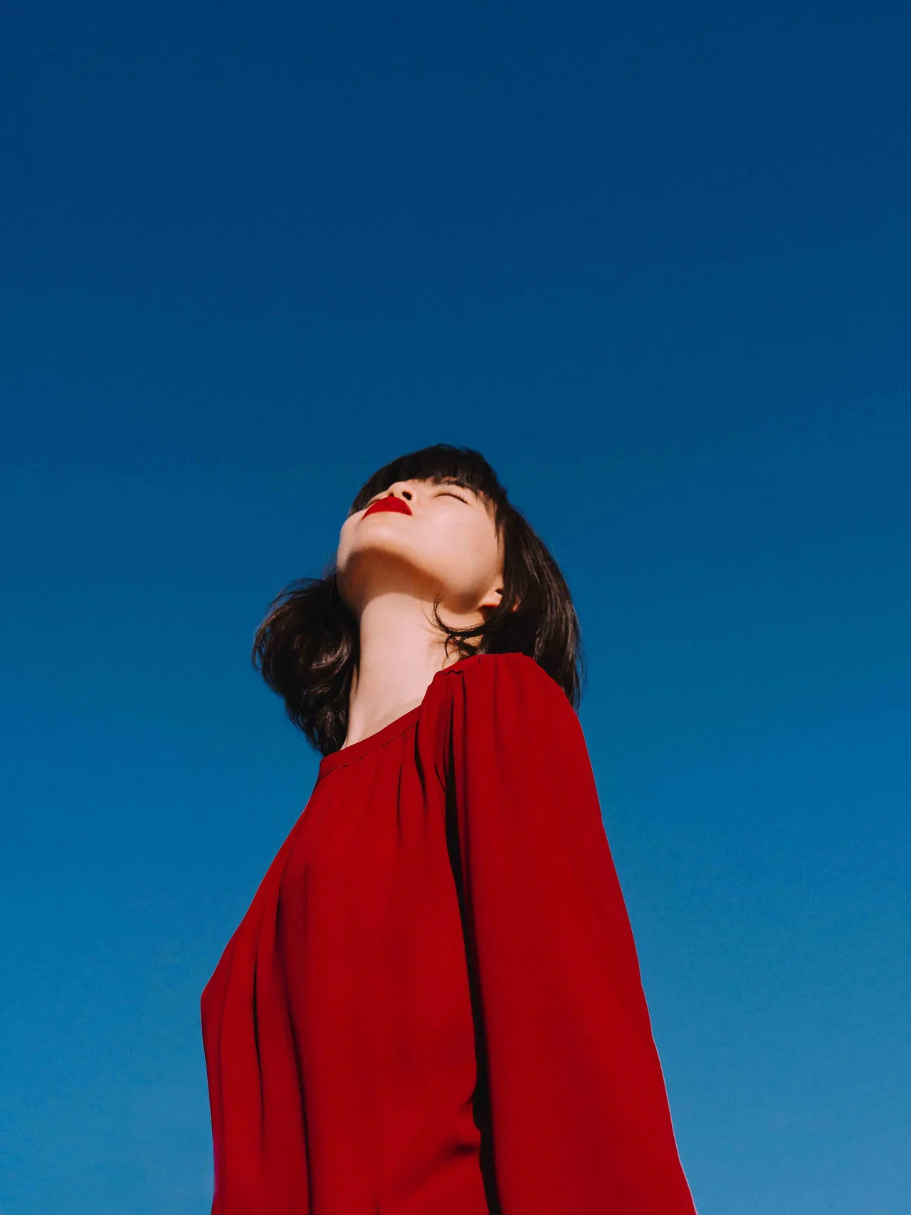 cô gái áo đỏ nghĩ về những con số thiên thần giờ trùng phút trên đồng hồ elle
