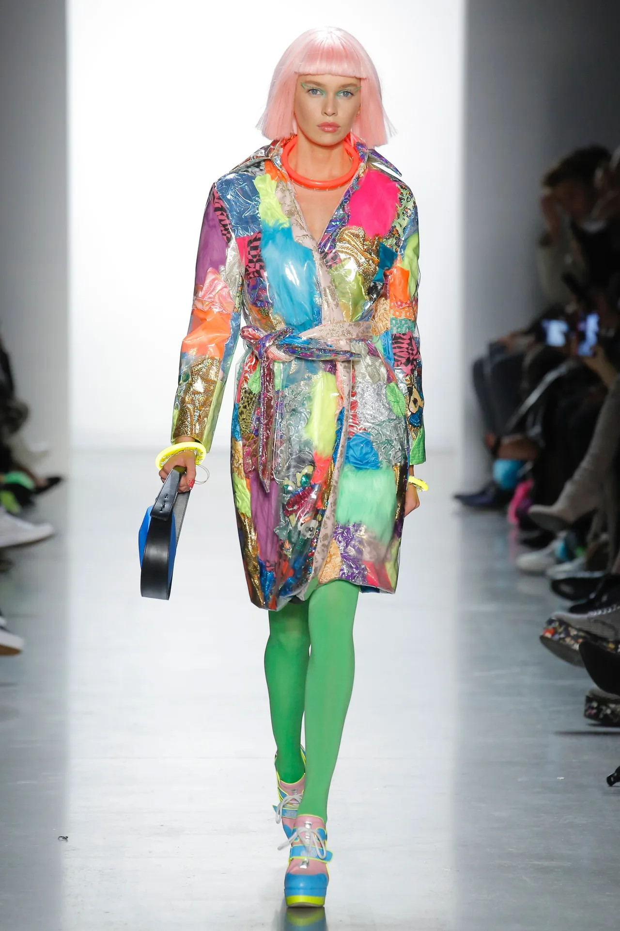 Thương hiệu Jeremy Scott Ready-to-wear Thu-Đông 2018: Rực rỡ sắc màu viễn tưởng 5 Thương hiệu Jeremy Scott Ready-to-wear Thu-Đông 2018: Rực rỡ sắc màu viễn tưởng 5