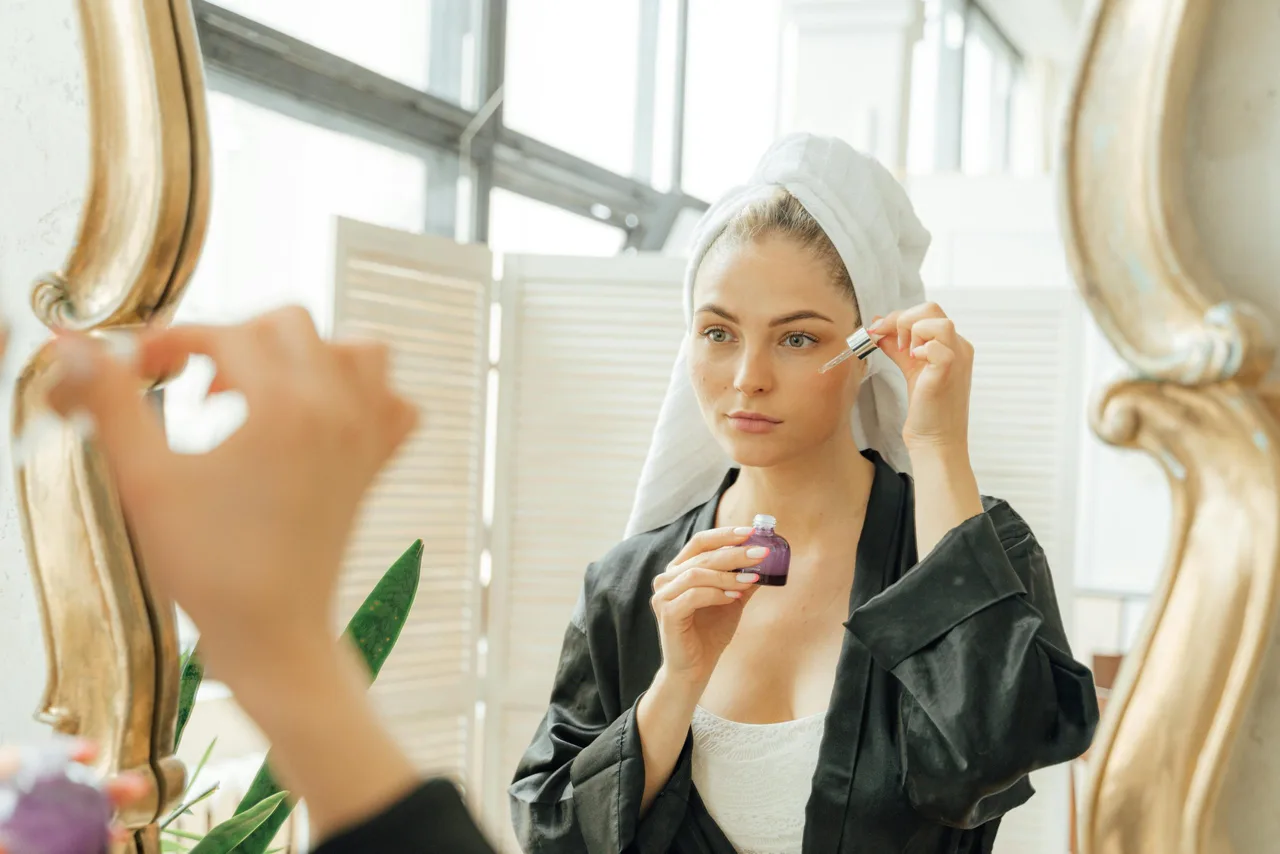 cô gái thoa serum lên mặt