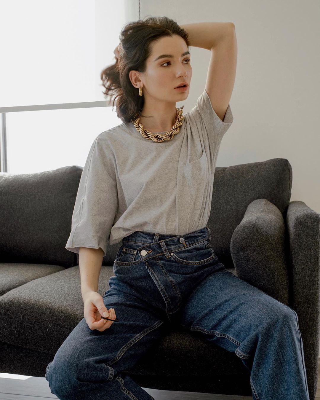 Dress code semi formal - áo thun xám, quần jeans, vòng cổ statement