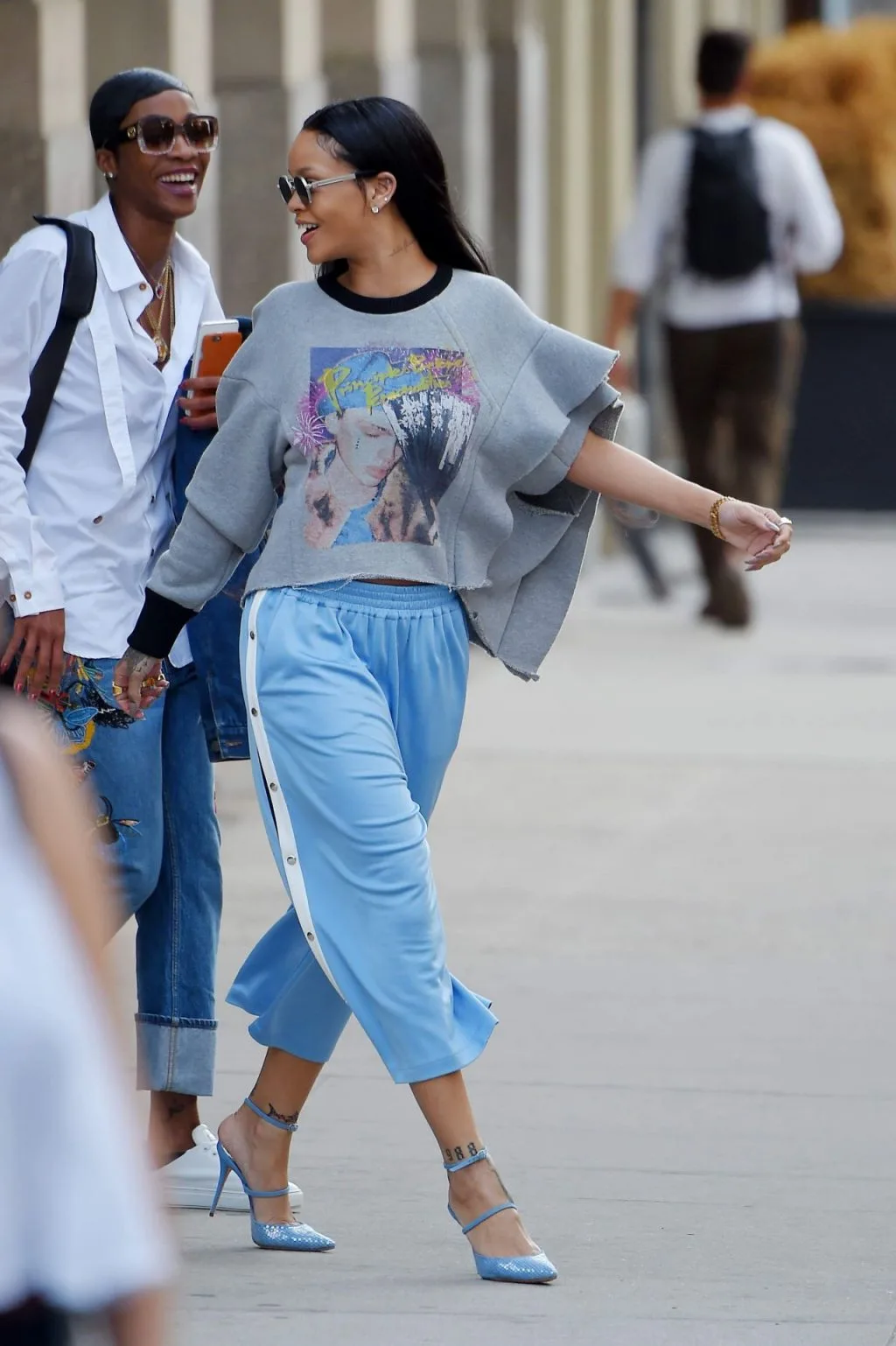 Rihanna chân váy denim 1