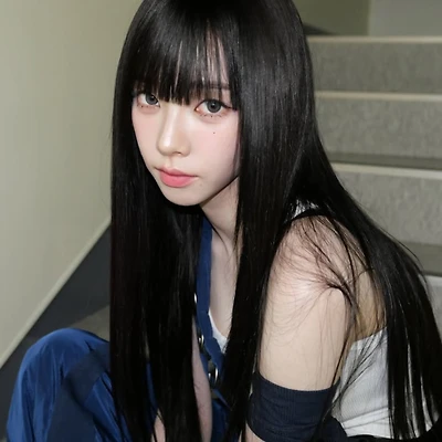 Hình ảnh Karina với mái tóc duỗi thẳng.