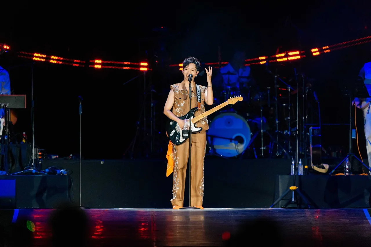 Hoàng Dũng thể hiện ca khúc Lý giải trong concert Xoay Tròn Day 2.